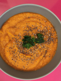 Una foto de Crema de calabaza y verduras con especias orientales