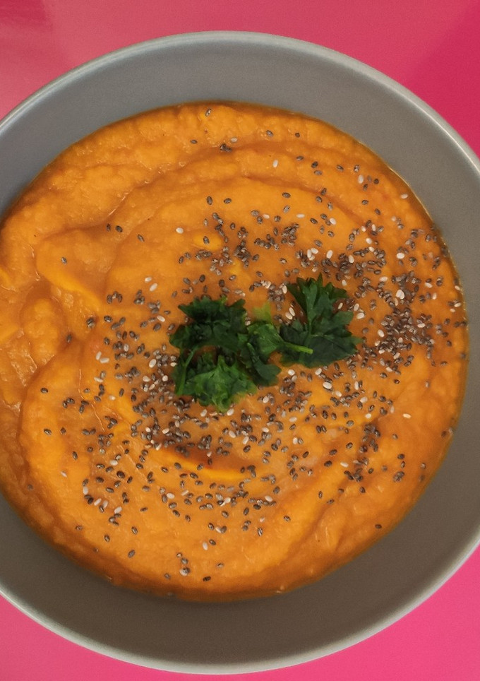 Una foto de Crema de calabaza y verduras con especias orientales