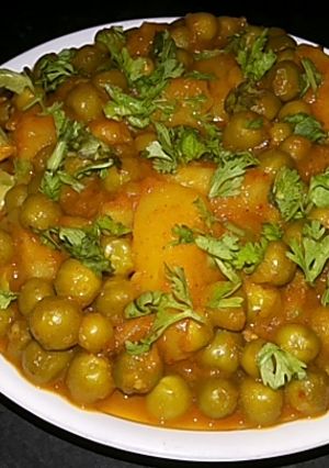A picture of Aloo matar curry in pressure cooker.