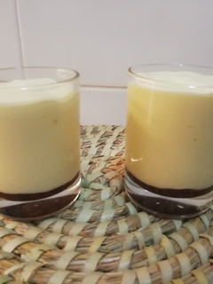 Una foto de Mousse de chocolate blanco con sirope de milka