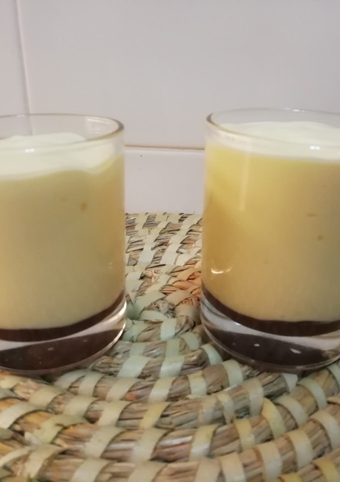 Una foto de Mousse de chocolate blanco con sirope de milka