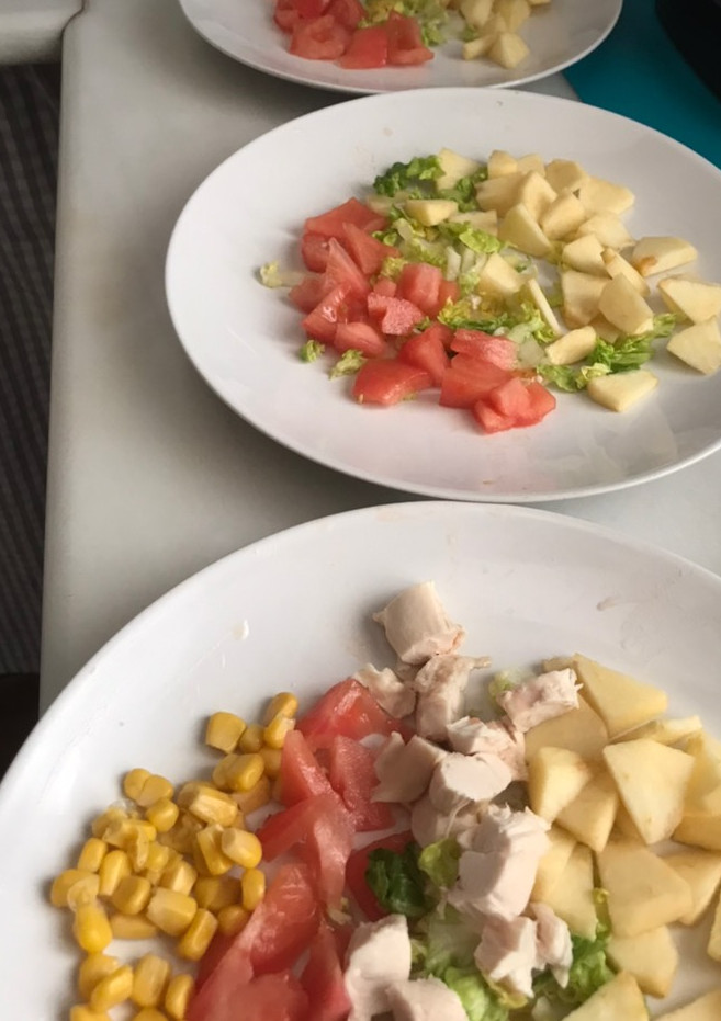 Una foto de Ensalada con pollo para niños
