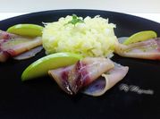 Una foto di insalata con mela