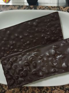 Una foto de Turrón de chocolate negro con avellanas