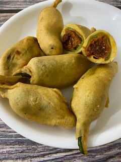 ભરેલાં મરચાં નાં ભજીયા (Bharela Marcha Bhajiya Recipe In Gujarati) રેસીપી મુખ્ય ફોટો