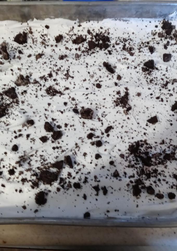 A picture of Oreo Kahlua Cake.
