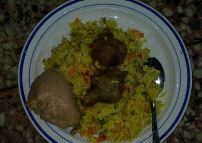 Fried rice, moi-moi and chicken