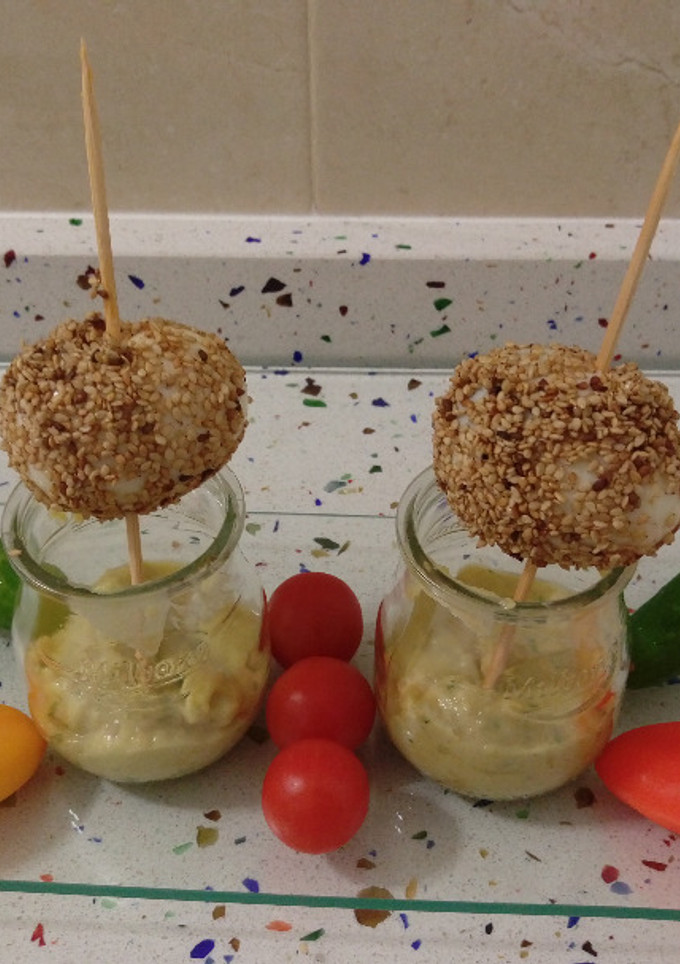Una foto de Bombones de huevo con sésamo y guacamole