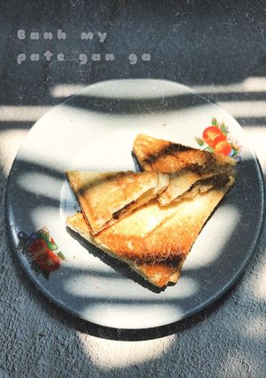 Hình của món Bánh mỳ pate gan gà.