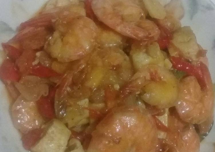 Udang asam manis campur tahu