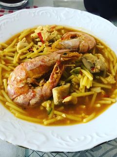Una foto de Pollo con fideos y gambones