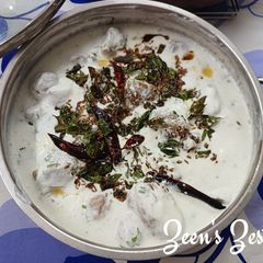 A picture of Kaali Maash ke Dahi Badey.