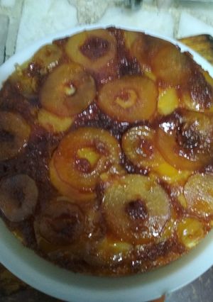 Una foto de Torta de peras invertida