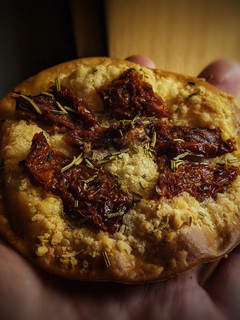 Una foto de TOMATE SECO, PARMIGGIANO-REGGIANO Y ROMERO (¡TAPA RAPIDA!)