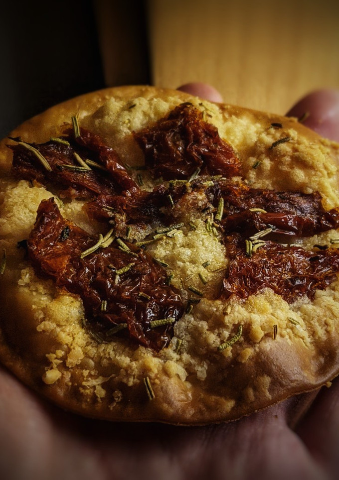 Una foto de TOMATE SECO, PARMIGGIANO-REGGIANO Y ROMERO (¡TAPA RAPIDA!)