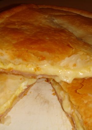 Una foto de Tarta de jamón, queso y huevo 
