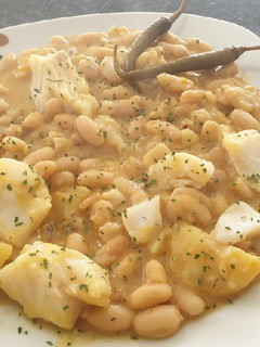 Una foto de Alubia blanca con bacalao
