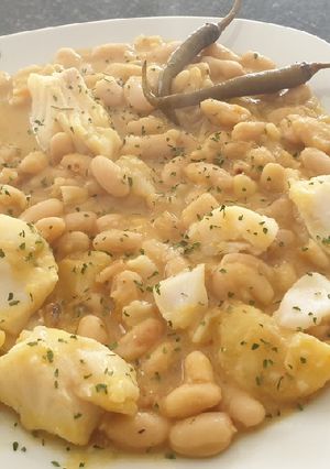 Una foto de Alubia blanca con bacalao