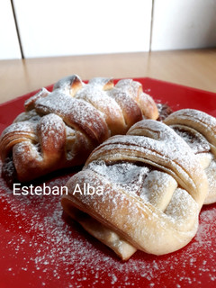 Una foto de Facturas caseras rellena de dulce de leche