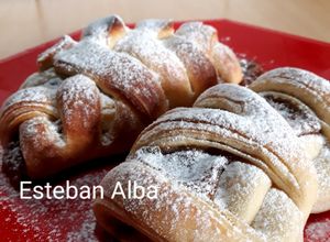 Una foto de Facturas caseras rellena de dulce de leche