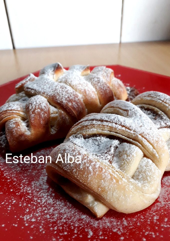 Una foto de Facturas caseras rellena de dulce de leche