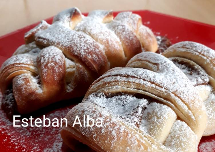 Facturas caseras rellena de dulce de leche