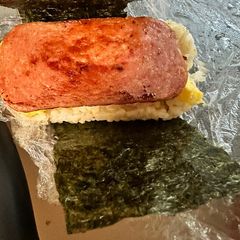 A picture of Spam Onigiri.
