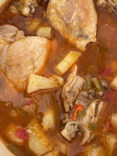 Una foto de Contramuslos de pollo guisados en salsa