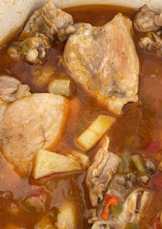 Una foto de Contramuslos de pollo guisados en salsa
