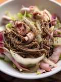 Nouilles soba sautées à l’encornet et au chou chinois
