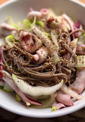 Une photo de Nouilles soba sautées à l’encornet et au chou chinois