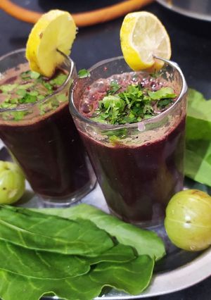 પાલક બીટ સૂપ (Spinach Beetroot soup Recipe In Gujarati) રેસીપી મુખ્ય ફોટો