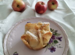 Foto di Mela- bacio in gabbia di pasta fillo