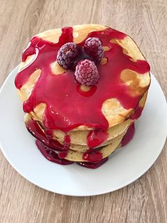 O poză a rețetei Pancakes cu fructe de pădure și cocos.