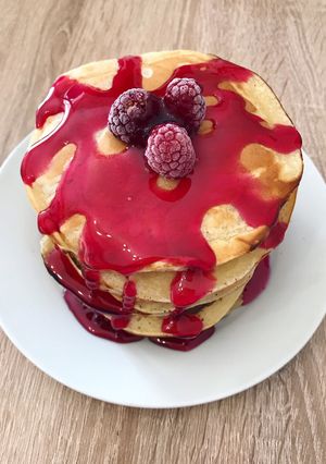 O poză a rețetei Pancakes cu fructe de pădure și cocos.
