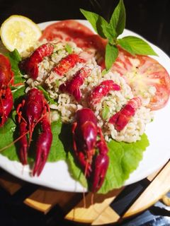 Una foto de Ensalada de Trigo Tierno y Cangrejo de Río con Vinagreta de Salvia de Piña