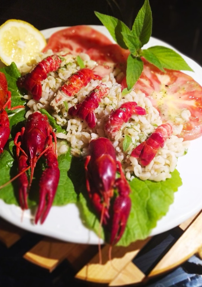 Una foto de Ensalada de Trigo Tierno y Cangrejo de Río con Vinagreta de Salvia de Piña