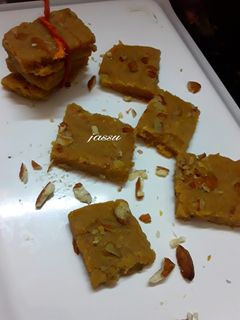 बेसन की बर्फी (Besan ki Barfi recipe in Hindi) रेसिपी मुख्य फोटो