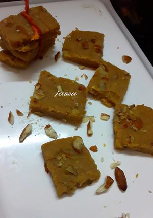 बेसन की बर्फी (Besan ki Barfi recipe in Hindi) रेसिपी मुख्य फोटो