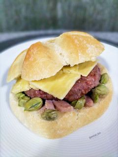 Una foto de Burger ibérica con habas, panceta y quesos