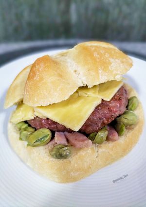 Foto principal de Burger ibérica con habas, panceta y quesos