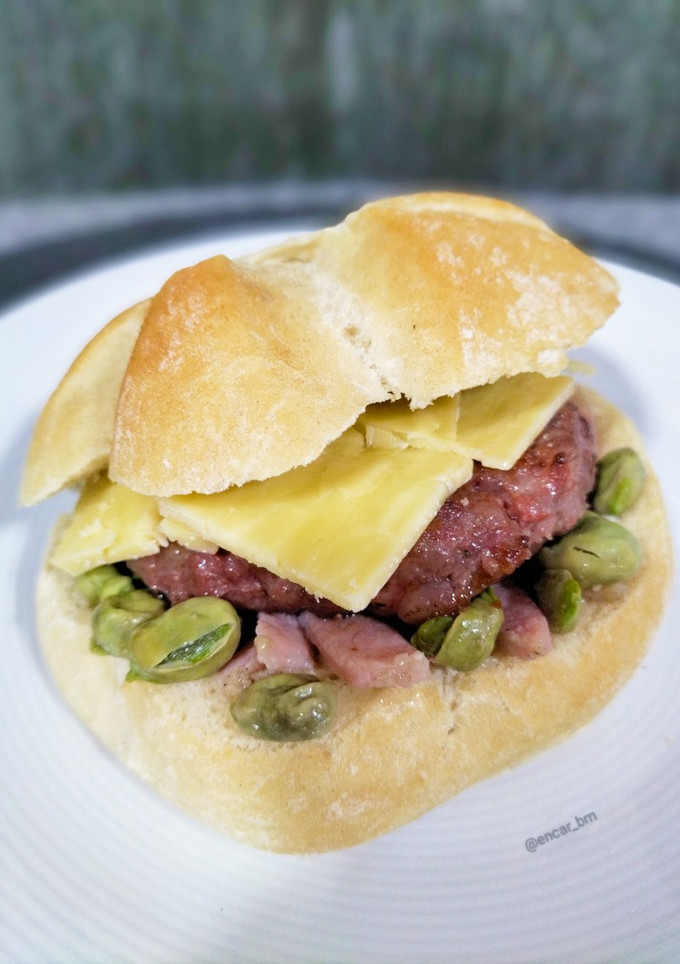 Una foto de Burger ibérica con habas, panceta y quesos