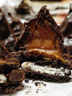 Una foto de Conitos de oreos con dulce de leche