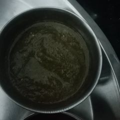 A picture of Green chutney.