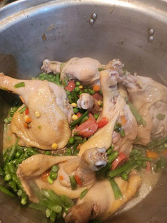 Una foto de Pollo arvejado