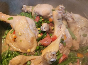 Una foto de Pollo arvejado