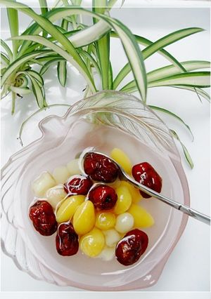 Hình của món Chè hạ nhiệt : bạch quả, hạt sen và táo tàu.