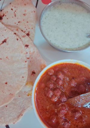 A picture of Desi chana gravy masala.