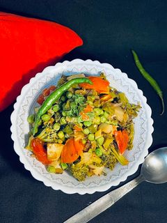 ब्रोकोली आलू, मटर और टमाटर की सब्जी (broccoli aloo matar tamatar ki sabzi recipe in Hindi) रेसिपी मुख्य फोटो