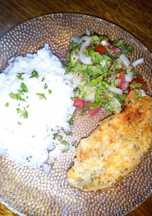 Una foto de Marineras de pollo con ensalada
